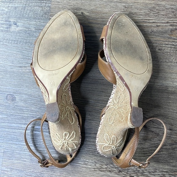 FIONI Women’s Tan wedge heel with flower and ankle strap, size 9.5 - Picture 7 of 9